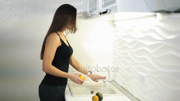 Hermosa Joven Lavando Fruta Cocina Alimentación Saludable — Vídeos de Stock