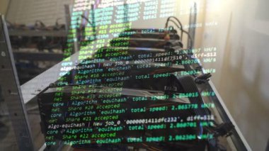 Görüntü ekran kartları arka plan grubundan Kripto birimiyle madencilik işlemi gösteren program kodu. Bitcoin.