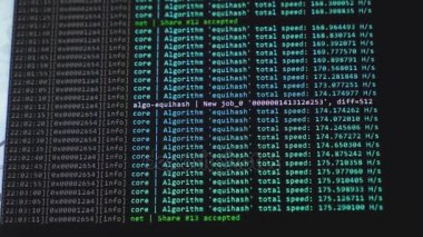 Şifreleme kodu ile ekran. Cryptocurrency. Yeşil bakabilir. Araştırma kodu