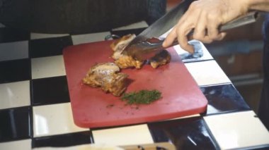 Şef Barbekü yemek bir sunum yapar. Hizmet vermeye hazır. Lezzetli ızgara et.