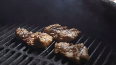 Lezzetli lezzetli eti biftek ızgara hazırlanması. Mangal kömürü üzerinden.