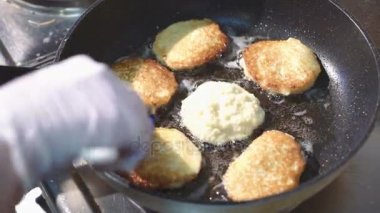 Altın gevrek patates hazırlanması bir tavada krep. Sebze börek.