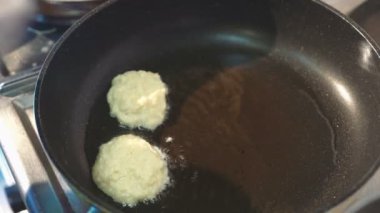 bir tavada pişirme patates gözlemesi.