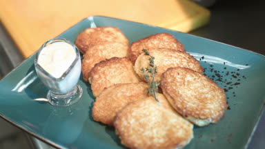 Patates gözlemesi kızarmış, sarımsak, dolu otlar