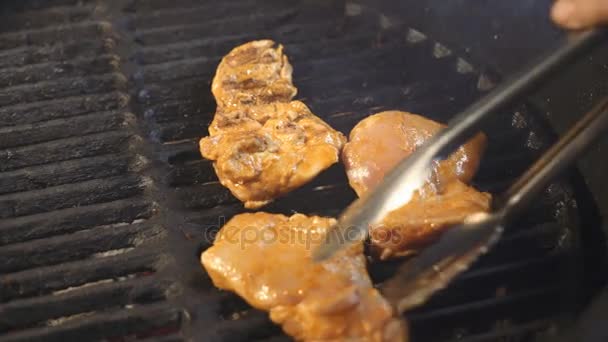 在烤架上准备美味的肉质牛排 烧烤从木炭 — 图库视频影像