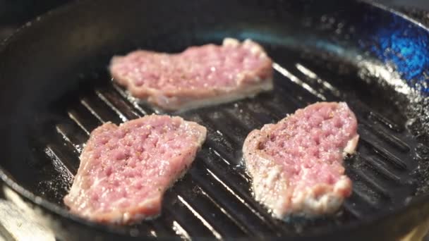 Fűszeres Bélszín Steak Pan Serpenyő — Stock videók
