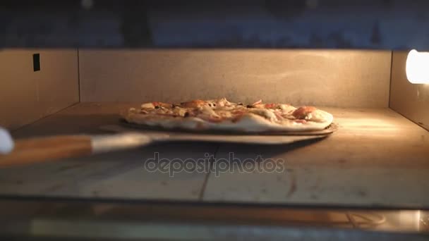 厨师把一个生比萨饼放进烤箱 做披萨烹饪食品 — 图库视频影像