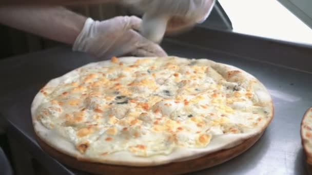 Pizza Snijden Plakjes Met Een Speciaal Mes Handmes — Stockvideo