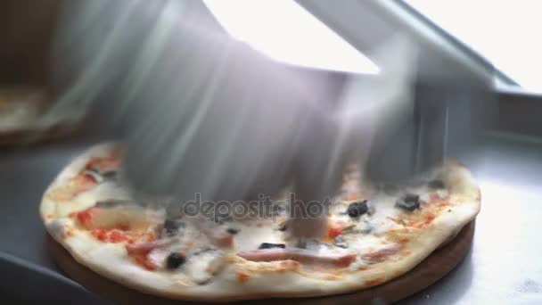 Chef Taglia Fette Pizza Appena Preparate — Video Stock