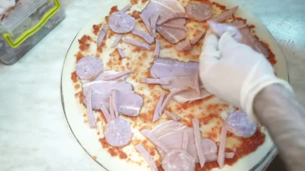 Pizza Crue Italienne Originale Fraîche Préparation Dans Style Traditionnel — Video