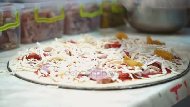 Chef Koks Maken Pizza Commerciële Keuken Pizza Plaats Voedselbereiding Pizza — Stockvideo