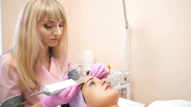Médico Con Fregador Ultrasónico Que Realiza Procedimiento Limpieza Facial Ultrasónica — Vídeos de Stock