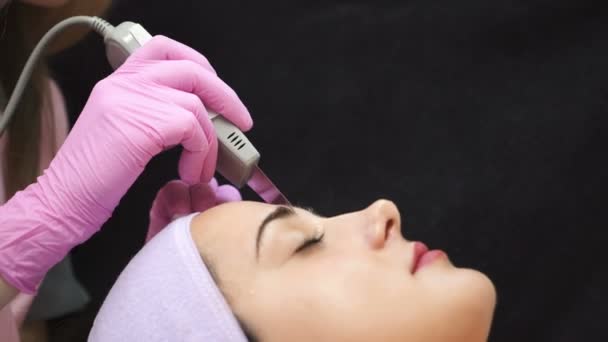 Női Kozmetikus Segítségével Ultrahangos Súroló Megrendelő Arcát Professzionális Ultrahangos Berendezések — Stock videók