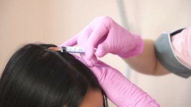 Baş enjeksiyonları almak hasta. Saç dökülmesi kavramı. Kosmetoloji Kliniği