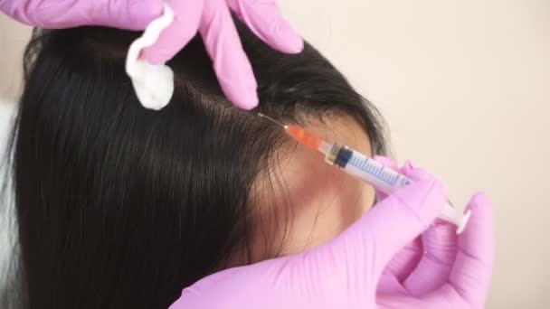 Needle Mesotherapy Cosmetologist Makes Injections Scalp Thrust Strengthen Hair Growth — Stock Video