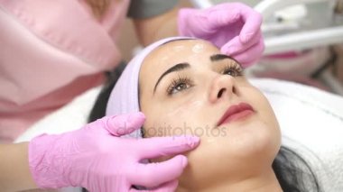 Güzel genç kız yordamı bir güzellik uzmanı temizlik cilt bakımı alıyorum. Gençleştirici masaj. Spa.