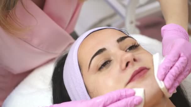 Schöne Frau Wellnessbereich Die Gesichtsbehandlung Erhält Verjüngende Massage Arbeit Des — Stockvideo