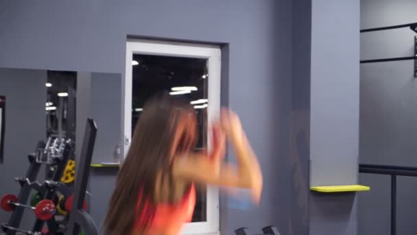 活跃的女人跳过体育馆里的木箱 运动和健康生活方式的概念 — 图库视频影像