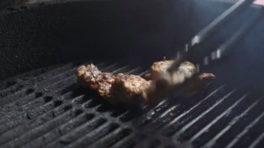 Lezzetli eti biftek ızgara hazırlanması. Barbekü. Lezzetli yemekler.