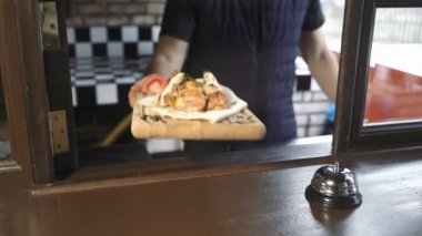 Barbekü bir restoranda hizmet vermeye hazır. Lezzetli ızgara et.