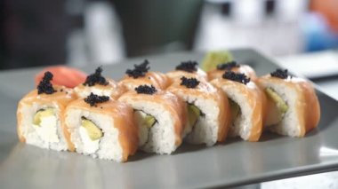 Philadelphia rulo suşi somon, avokado, krem peynir ile. Sushi menüsü. Japon yemekleri.