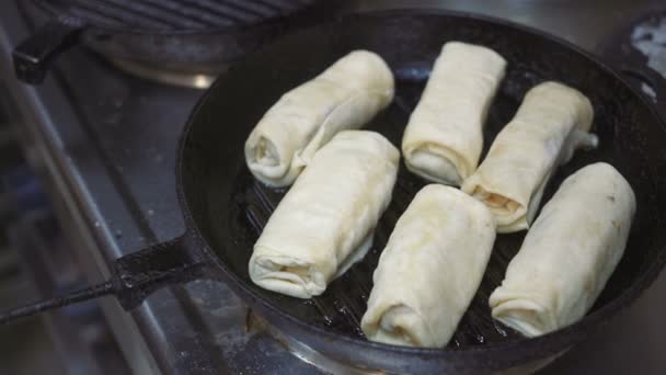 Penggorengan Pancake Dengan Tambalan Pada Wajan Dapur Tradisional — Stok Video