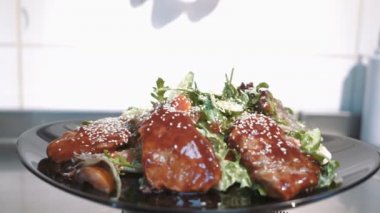 Dana etli sıcak salata. Lezzetli ve besleyici yiyecekler.