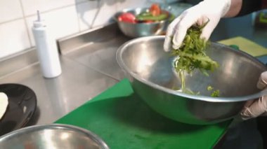 Yemek salata profesyonel mutfak bir restoranda Şef. Eller yakın çekim