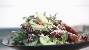 Sığır eti ile sıcak salata. Restoranda Avrupa mutfağı.