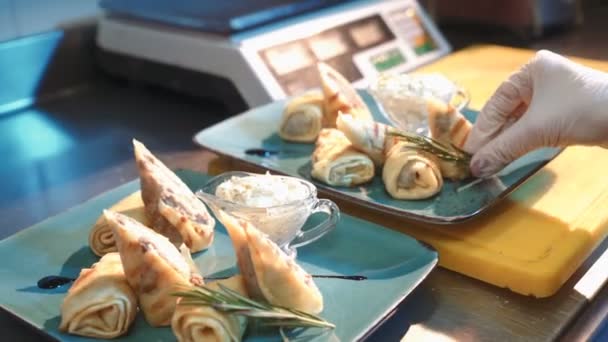 Chef Profesional Decorando Plato Panqueques Finos Con Rellenos Listo Para — Vídeos de Stock