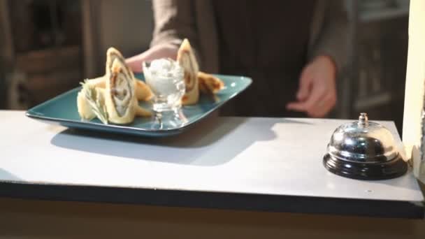 Professionele Chef Kok Het Restaurant Serveert Pannenkoeken Met Vlees Vulling — Stockvideo