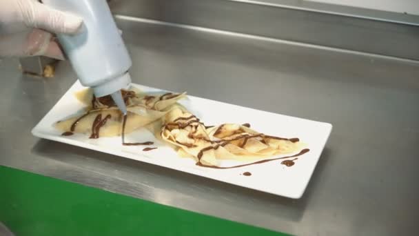 Kuchař Pracuje Prezentaci Pokrmu Komerční Kuchyni Palačinky Čokoládovou Omáčkou Talíři — Stock video
