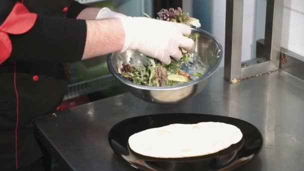 Chef Cozinhar Salada Uma Cozinha Profissional Restaurante Mãos Alto — Vídeo de Stock