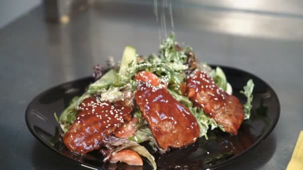 Chef Está Trabajando Presentación Del Plato Ensalada Está Decorada Con — Vídeos de Stock