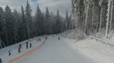 Karlı bir kış çerçevede bir dağ tatil kayak pisti kayakçı ve snowboard binmek