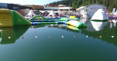 Bukovel, Ukrayna - Ağustos 2017: Lüks otel dağlarda. Rekreasyon bir yüzme havuzu ile karmaşık. Havadan görünümü