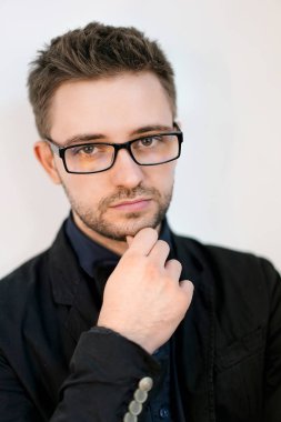 Beyaz arka plan üzerinde izole gözlüklü yakışıklı adam