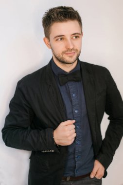 Yakışıklı genç adam stüdyo portre. Beyaz arka plan üzerinde izole