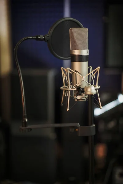 Micrófono profesional en el estudio de grabación. Concepto musical. Micrófono en el escenario . —  Fotos de Stock