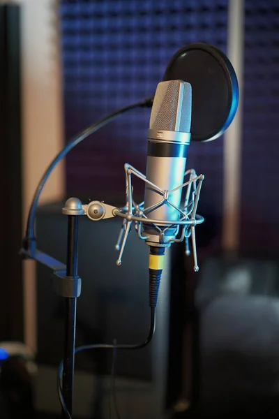 Micrófono profesional en el estudio de grabación. Instrumento musical Concepto. Hora de cantar ! —  Fotos de Stock