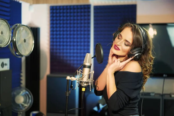 Mujer cantando en un estudio de grabación. Voces femeninas. Estudio de grabación profesional . —  Fotos de Stock