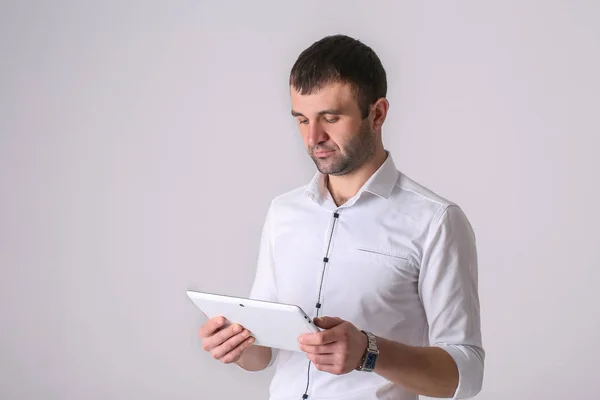 デジタル タブレットのスタジオで白い背景の上の手を持ったビジネスマン — ストック写真