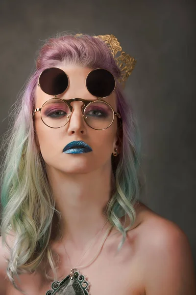 Portret van een mooie jonge vrouw met een glamoureuze make-up. Fantastische mode meisje met bril. Modieuze stijl. — Stockfoto