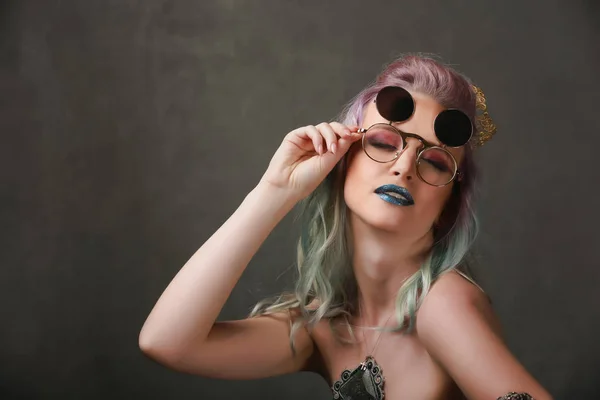 Belle jeune femme au maquillage glamour. Fantastique fille de la mode avec des lunettes. Reine — Photo