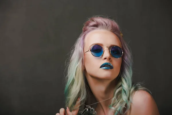 Belle jeune femme avec des lunettes. Des émotions. Coiffure chic. Concept de fantaisie — Photo