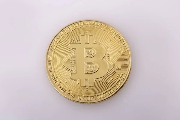 Bitcoin dourado isolado no fundo branco. Moeda digital. Criptomoeda. Moeda de bit físico . — Fotografia de Stock