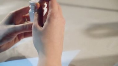 Vitamin hapları güzel ve genç birbayan. Gıda takviyesi. Sağlıklı bir diyet yemek.