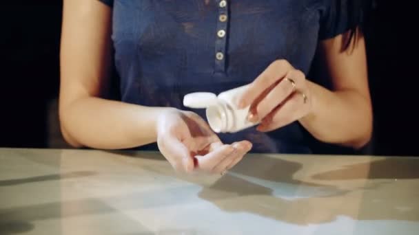 Jovem Morena Derramando Alguns Comprimidos Sua Mão Uma Garrafa Vitamina — Vídeo de Stock
