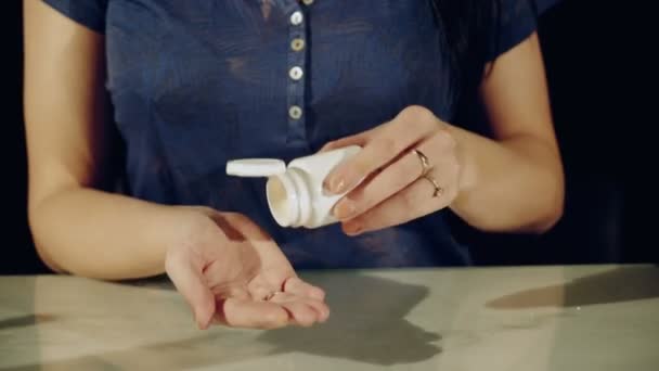 多くの丸薬を持つ若い女性の手 医学の概念 — ストック動画