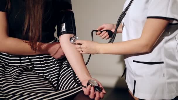 Docteur Vérifiant Pression Artérielle Féminine Concept Santé Médecine — Video